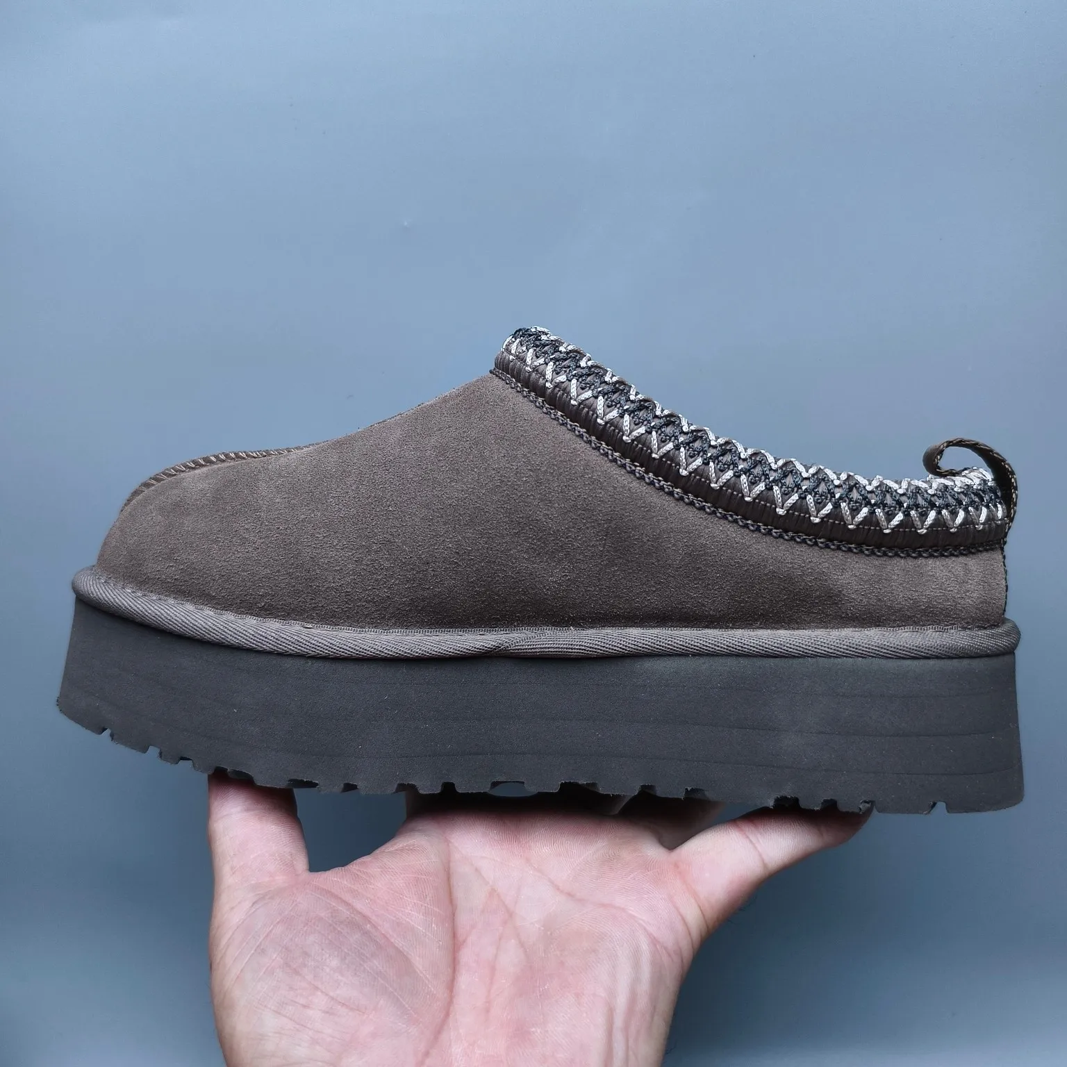 💰440 UGG sheepskin all-in-one snow boots 2553 co-branded national trend style thick-soled one-leg women’s snow boots🐾~ 🍭 A co-branded trendy item launched with well-known designer brands Feng Chen Wang and TELFAR. Zhou Dongyu & Wang Jiaer’s same style Fang Kete boots. The slip-on design makes it easy to put on and take off, and can be used indoors or outdoors. The exotic edging design is eye-catching, and it is definitely worth buying~ 🍭Material: cowhide➕sheep fur Outsole: rubber (light wing technology) 🍭Color: black, maroon, sand, dark green, light gray, chocolate, beige, walnut, brown, dark gray, red 🍭Number of codes: 35-42